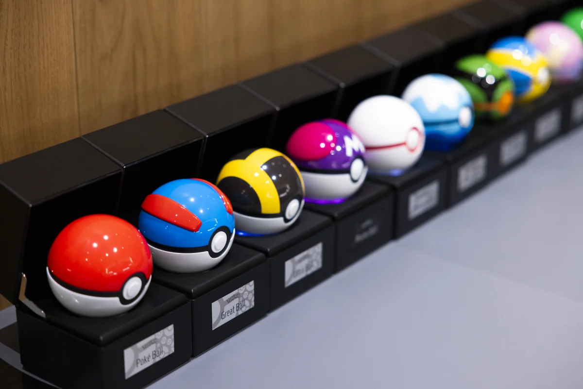 株式会社ゲームフリーク オフィスに展示されたモンスターボールのフィギュア